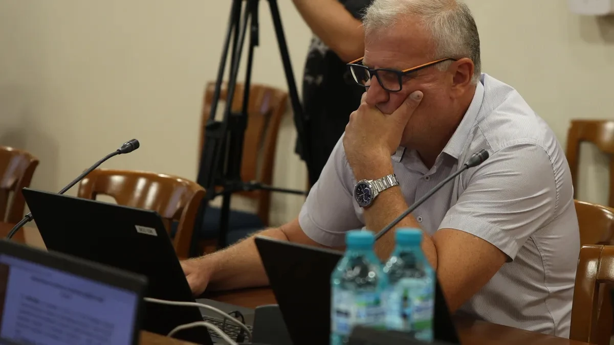 Депутати искат отстраняването му след разговор с Иван ГешевДнес се