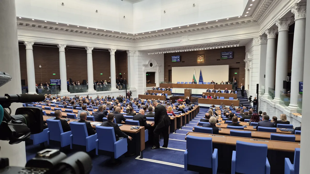 Рокадата идва след избора на редовно правителствоДеветима нови народни представители