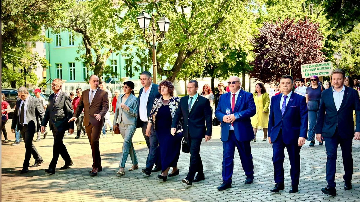 Традиционното шествие за 24 май се събра пред сградата на
