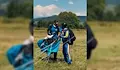 Кметът на Русе вдигна адреналина със скок с парашут