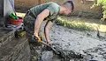 Военни разчистват наводненото село Тича