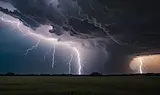 Купести облаци носят гръмотевици и градушки