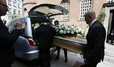 Изпратиха Любен Дилов - син с аплодисменти в последния му път