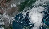Тропическата буря "Артър" връхлетя американското крайбрежие