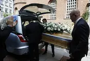 Изпратиха Любен Дилов - син с аплодисменти в последния му път