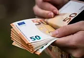 Работещите българи в Гърция вече имат право на бонус за отпуск