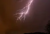 Мълния удари жена в Полша
