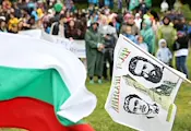 Стотици изкачиха връх "Околчица" в памет на Ботев Стотици изкачиха връх "Околчица" в памет на Ботев