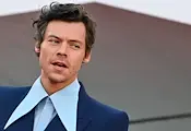 Хари Стайлс падна на сцената след задавяне с вода