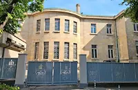 Нова ограда очертава буферния паркинг на съда в Русе