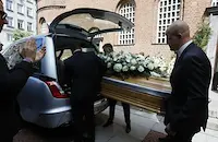 Изпратиха Любен Дилов - син с аплодисменти в последния му път