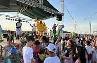 Ученици забавляваха деца на кея в Русе