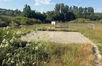 Висока трева превзе стадиона в квартал "Средна кула"