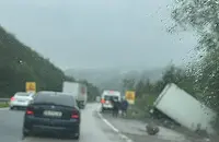 ТИР излетя в канавката на АМ "Хемус"