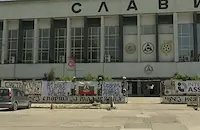 Цветя и сълзи на стадион „Славия“ след трагедията