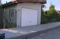 Зазидаха кола в гараж при ремонт на улица в София