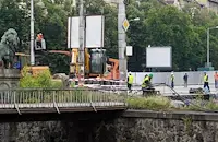 Трима души бутнаха мъж от Лъвов мост