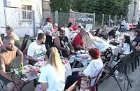 Лом отпразнува Деня на съседа с обща трапеза под открито небе