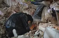 Жителите на Каракас разчистват отломките с голи ръце в търсене на оцелели