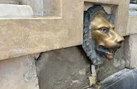 Вандали разбиха с лост "Царската чешма" в Казанлък