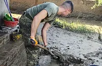 Военни разчистват наводненото село Тича