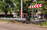 Монтираха предпазна мантинела край детска площадка в Русе