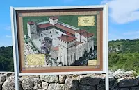 Подмениха повредените табели на крепостта Червен