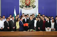 Румен Радев връчи националния флаг на олимпийците по природни науки