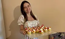 Млада жена от Русе дарява домашни сладки на нуждаещи се