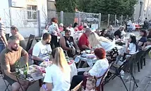 Лом отпразнува Деня на съседа с обща трапеза под открито небе