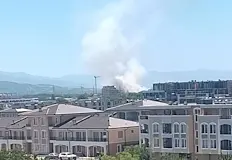 Горят сухи треви и отпадъци до новостроящи къщиЧетири екипа на