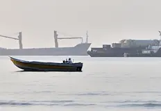 Първи кораби преминаха през отворения Ормузки протокМорската блокада над иранските