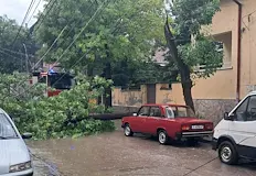 Пожарникари спасяваха шофьори от наводнените булевардиМощна буря придружена от проливен