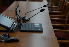 Местните парламентаристи заседават публично преди ключовите гласуванияЕдинадесет постоянни комисии към