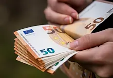 Новите правила важат за всички които имат легални договориБългарските граждани