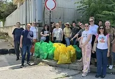 Служители на РИОСВ Русе чистиха района около болница Канев Общо