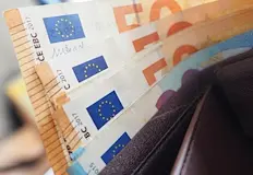Държавният сектор изпреварва доходите в бизнесаДържавните служители в България достигат