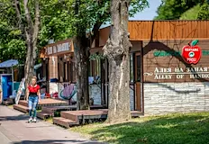 Търговските обекти предлагат ръчно изработени български сувенириВсички търговски обекти на