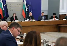 Румен Радев Трябва да насочим погледа си напред а не