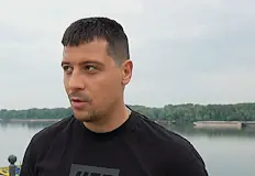 Предизвикателството представлява маратонско плуване в ледени води на седемте континента