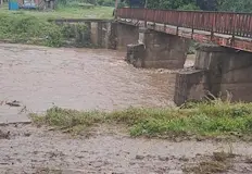 Водата заля моста до фабрика в населеното мястоИнтензивни и поройни