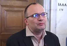 Взимането на такива огромни дългове без всякаква обосновка е абсолютно