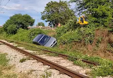 ТИР притиснал автомобила на на булевард България Лек автомобил изхвърча