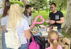 Доброволци раздадоха 500 четива за Деня на дететоБлизо 500 книги