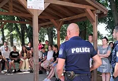 Полицията акцентира върху правилата за електрическите тротинетки и велосипедиПолицейски служители