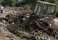 Водата заля дворове и приземни етажиСилен дъжд предизвика наводнения в