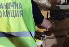 Служители на МВР спряха камион с нелегални акцизни стокиГранични полицаи