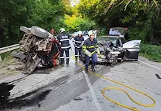 Пострадал е единият шофьор движението е пренасоченоТежък челен сблъсък между