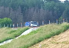 Очевидци алармират за нулев контролТежкотоварни камиони необезпокоявано преминават по компрометираната