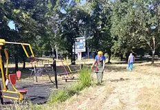 Екипи косят растителността на десетки улици и квартали в РусеЕкипите